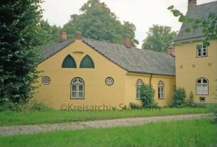 Gut Jersbek: Torhaus: Blick von Straße Allee aus: nördliches Nebengebäude