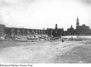 Dresden. Augustusbrücke, Wiederaufbau 1948/1949 (1907/1910; W. Kreis, H. Klette). Schrägansicht der Westseite mit Notsteg. Blick über die Elbe gegen ehemaliges Ständehaus, Georgentor und Hofkirche