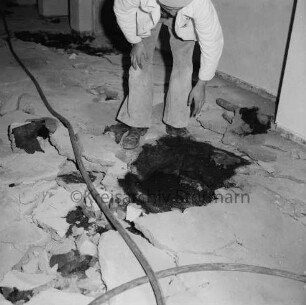 Stadtschule: Salinenstraße: Neubau vor Fertigstellung: Wasserschaden: aufgerissener Fußboden: hinten Arbeiter: 07.09.1972