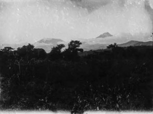Kilimandscharo-Gebirge : Das Kilimandscharo-Massiv mit den Gipfeln Kibo (links) und Mawenzi (rechts). Im Vordergrund die Landschaft des Kilimandscharogebietes