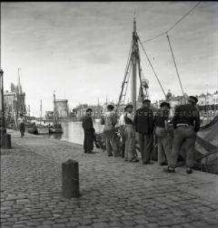 Bauarbeiter im Hafen von La Rochelle an der französischen Atlantikküste