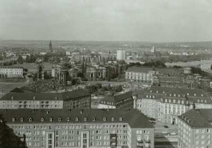Dresden. Blick vom Rathausturm nach Nordosten über die Wohnblöcke an der Ernst-Thälmann-Straße zum Neumarkt und Albertinum