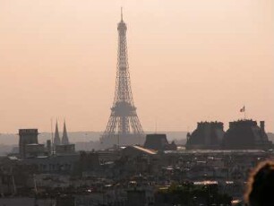 Paris. Eiffelturm abends vom Dachcafe des Centre Pompidou, Blick über das westliche Zentrum