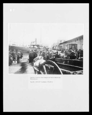 Löschen eines Dampfers im Hafen von Saloniki während des Balkankrieges