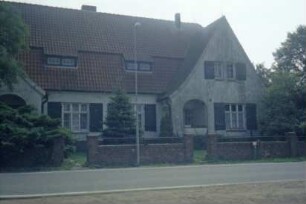 ehemaliges Gut Trenthorst-Wulmenau: Zentrale: Wulmenau 3: traufständiges Doppelwohnhaus: Straßenfront mit Seitenrisaliten, Eingangsloggien