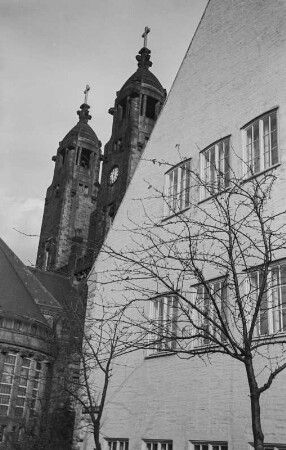 Dresden-Strehlen. Christuskirche, im Vordergrund Gemeindehaus