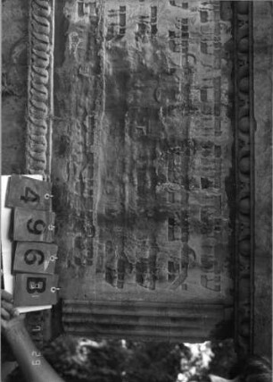 Grabstein 496 (Index: 99791127) Zustand: Rückseite stark verwittert Maße HxBxT: 310x140x77 cm Symbolik: Urne auf Trauerflor, 10 Urnen Besonderheit: kulturhistorisch wertvoll / hist.-wiss. und künstl.-formale Gründe (Gemeindestellung, Inschrift): Grabstein 496B (Detailaufnahme 1)