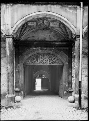 Neuburg an der Donau Schloss Toreinfahrt zum Schlosshof von Osten