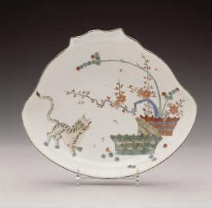 Muschelschale mit gelbem Tiger, Bambus, Prunusbaum und Reisighecke