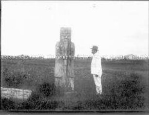 Glasnegativ von Behme an einem Grabdenkmal bei "Li tsun"