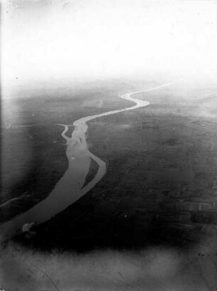 Der Rhein mit der Siegmündung : rechts oben Bonn, links oben das Siebengebirge im Morgendunst