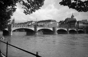 Basel: Mittlere Rheinbrücke von der Rheinpromenade