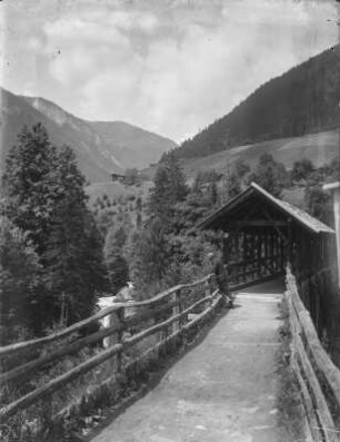 Österreich, Alpen : Österreich. Überdachte Holzbrücke