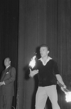 Jongleur auf der Bühne einer kulturellen Veranstaltung für Bauarbeiter im Vorfeld des II. Deutsches Turn- und Sportfestes 1956 in Leipzig