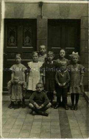 Kindergruppe i m Hof eines Hauses