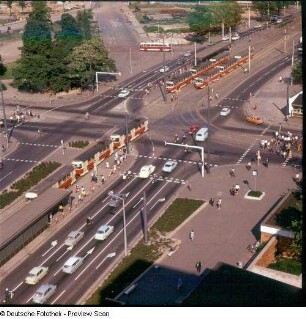 Blick vom 15-Geschosser Grunaer Straße (Südseite) auf Straßenkreuzung und Einmündung Canalettostraße