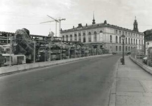 Dresden-Altstadt. Neumarkt mit Baustelle Frauenkirche. Stahlregallager für wiederverwendbare Steine. Ansicht von Südosten gegen Johanneum (Verkehrsmuseum)