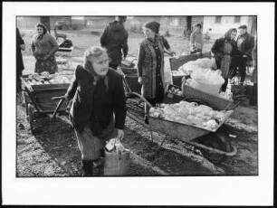 Altstoffsammlung auf dem Dorfplatz