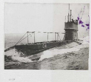 Das an der englischen Küste bei Weymouth untergegangene englische Unterseeboot C 14. Die Mannschaft konnte mit knapper Not gerettet werden