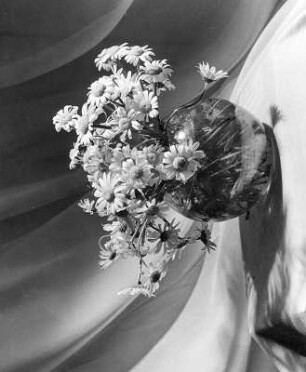 Blumen und Blüten in diversen Vasen. Margerittenstrauß? in einer gläsernen Kugelvase
