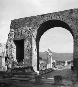 Pompeji. Forum civile. Ansicht mit Tiberiusbogen