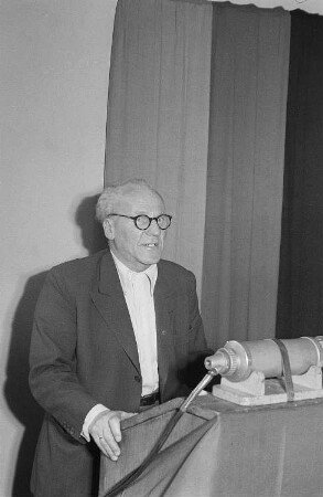 Tagung der Volksbühne im Berliner Künstlerklub Möwe : Walter Maschke (Generalsekretär der Volksbühne Berlin) während einer Rede