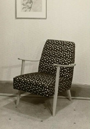 Armlehnsessel : Armlehnsessel (1956; Möbelkombinat Halle) in Ausstellungskoje