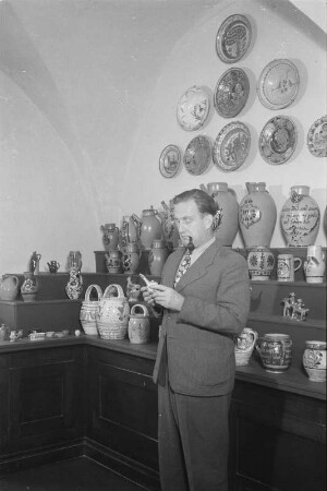 Dresden, Köpckestraße 1: Museum für Sächsische Volkskunst mit Puppentheatersammlung (1927-1949 Oskar-Seyffert-Museum), Ausstellung Erdgeschoßhalle nach Rücktransport der ab 1942 in Schloss Weesenstein eingelagerten Bestände. Direktor Reinhold Langner vor Nische mit bäuerlicher Keramik