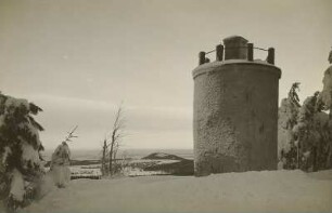 Osterzgebirge. Turm auf dem Kahleberg im Winter. Blick zum Geising
