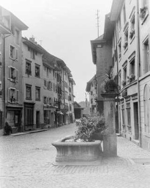 Säckingen, Rösslebrunnen : Säckingen (ab 1978 Bad Säckingen). Rheinbrückstraße mit Rösslebrunnen