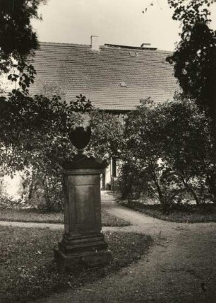 Weixdorf-Lausa. Friedhof, Grabdenkmal mit Reliefschmuck und Urne, Empirestil