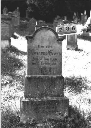 Grabstein 296 (Index: 100106863) Material: Sandstein Zustand: verwittert Maße HxBxT: 127x47x14 cm Beschreibung: Stele, eingezogener Rundbogenabschluß mit Verdachung, getreppter Sockel: Grabstein 296