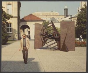 Installationsansicht der Skulptur „Deus ex machina“ von Bernhard Heiliger vor dem Kunstgebäude am Schloßplatz, Stuttgart