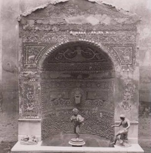 Kleiner Mosaikbrunnen : Pompeji. Haus mit dem kleinen Mosaikbrunnen. Viridarium. Kleiner Mosaikbrunnen (70/80)