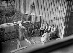 Auf dem Holzplatz der Familie Krauße : 2. v. l.: Arthur Krauße, 3. v. l. Karl Krauße, Söhne von Hermann Krauße