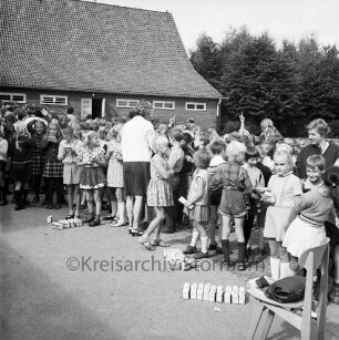 Schule Am Reesenbüttel: Volksschule: Schimmelmannstraße: Feier anlässlich der Auslieferung der "millionsten" Schulmilchtüte: Schüler und Lehrer bei Verteilung von gestifteten Schulmilchtüten