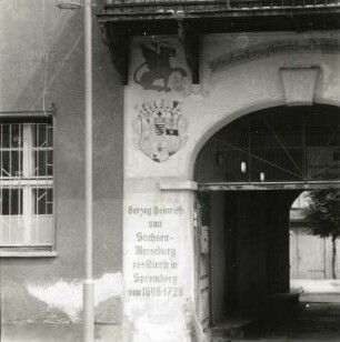 Spremberg, Lange Straße 15/16. Kreissparkasse (ehemaliges Kavalierhaus; 1706, 1843/20. Jh.), Portal und Durchfahrt