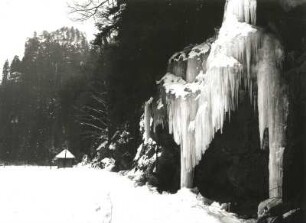 Sächsische Schweiz. Polenztal. Eiskaskade an der Steilwand über den Talweg. Blick talab zum Hockstein