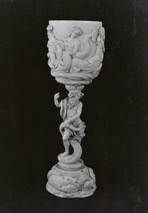 Elfenbeinpokal mit Relief (Meergötter, Hippokampem, Jünglinge, Frauen und Kinder)