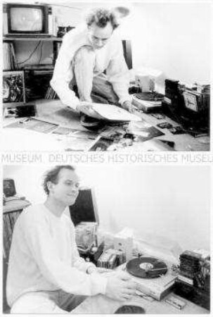 Einzelseite aus dem Booklet der Plattenhülle: Zwei Fotos von einem jungen Mann mit Plattensammlung