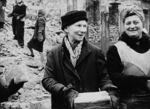 Szene aus dem amerikanischen Dokumentarfilm "Dresden": Trümmerfrauen