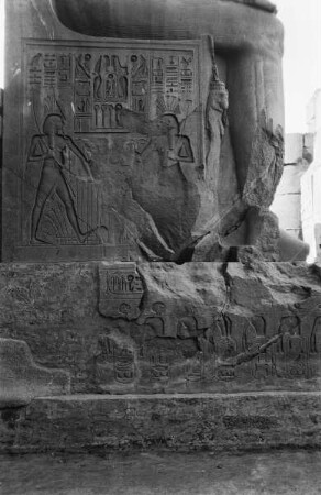 Hof Ramses II. — Sitzfigur