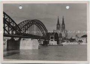 Köln, Hohenzollernbrücke und Hohe Domkirche St. Petrus