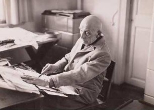 Der Maler und Grafiker Josef Hegenbarth, Professor und Nationalpreisträger, am Zeichentisch