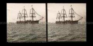 Russisches Schulschiff in Parade bei Ankunft