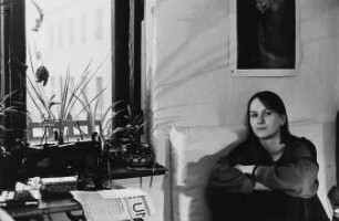 C. K. in ihrer Wohnung