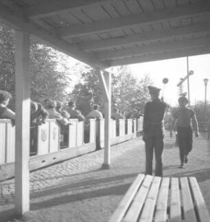 Dresden-Altstadt. Großer Garten. Ausflug mit der Pioniereisenbahn. Freigabe zur Abfahrt des Zuges