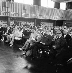 Verschwisterung mit Déville-lès-Rouen: Festakt in der Aula der Realschule: Gäste: darunter Kreispräsident Hubert Priemel, stellvertretender Kreispräsident Berhard Lehmann, französischer Generalkonsul in Hamburg Robert Picard, 25. Mai 1969