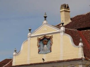 Stadtwappen am Giebel des gotischen Rathauses von 1689 in Brasov (Kronstadt) in Siebenbürger, Rumänien