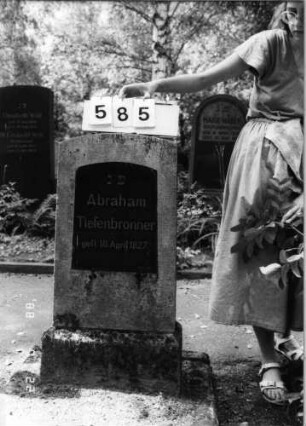 Grabstein 585